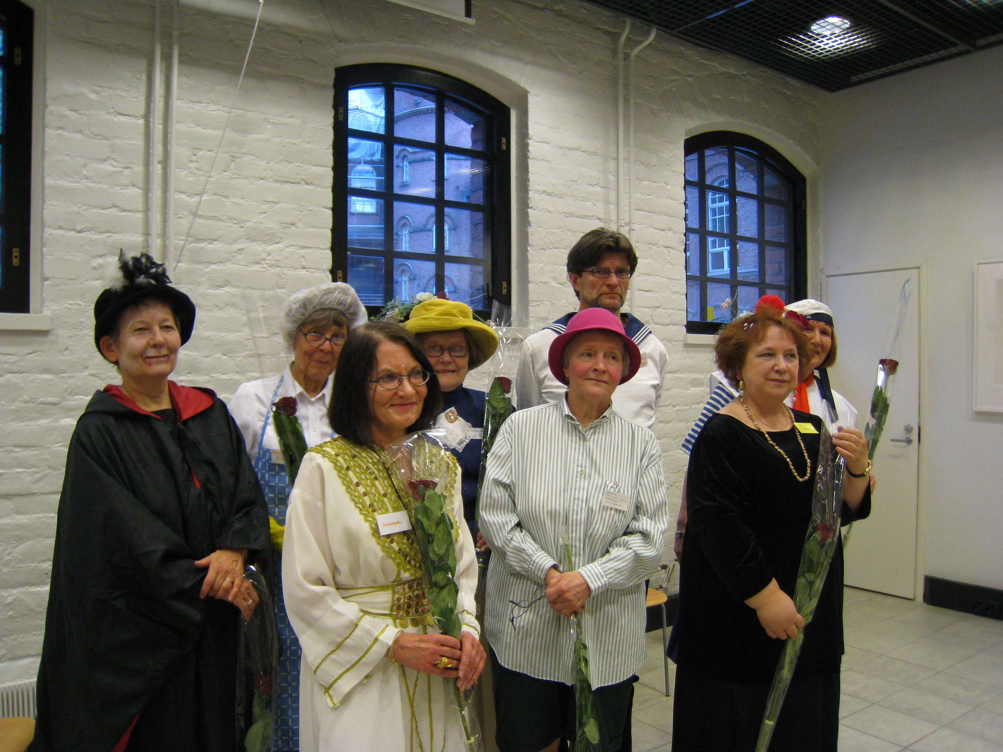 Suomen Nuorisokirjallisuuden Instituutin (nykyisin: Lastenkirjainstituutti) perustajajäseniä 15.5.2008 30-vuotisjuhlissa Frenckellissä Tampereella. Pukujuhlien teemana oli satujen sankarit.