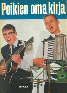 Kansikuca 1962. Kaksi poikaa soittamassa.