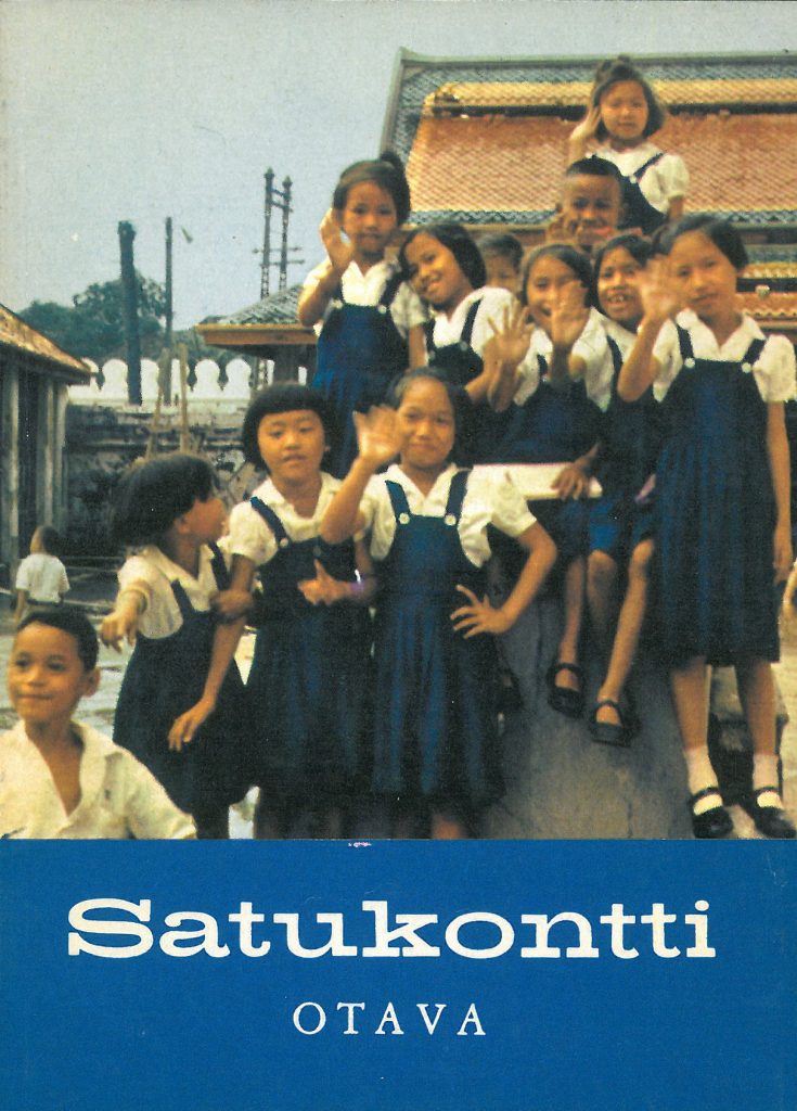 Satukontti, kansikuva 1963. Ryhmä aasialaisia lapsia sinisissä puvuissa.