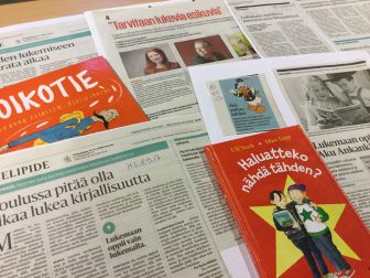 Lehtiä, joissa on artikkeleita lukemisesta, näkyvissä otsikko Koulussa pitää olla aikaa lukea kirjallisuutta. Kirja Haluatteko nähdä tähden?