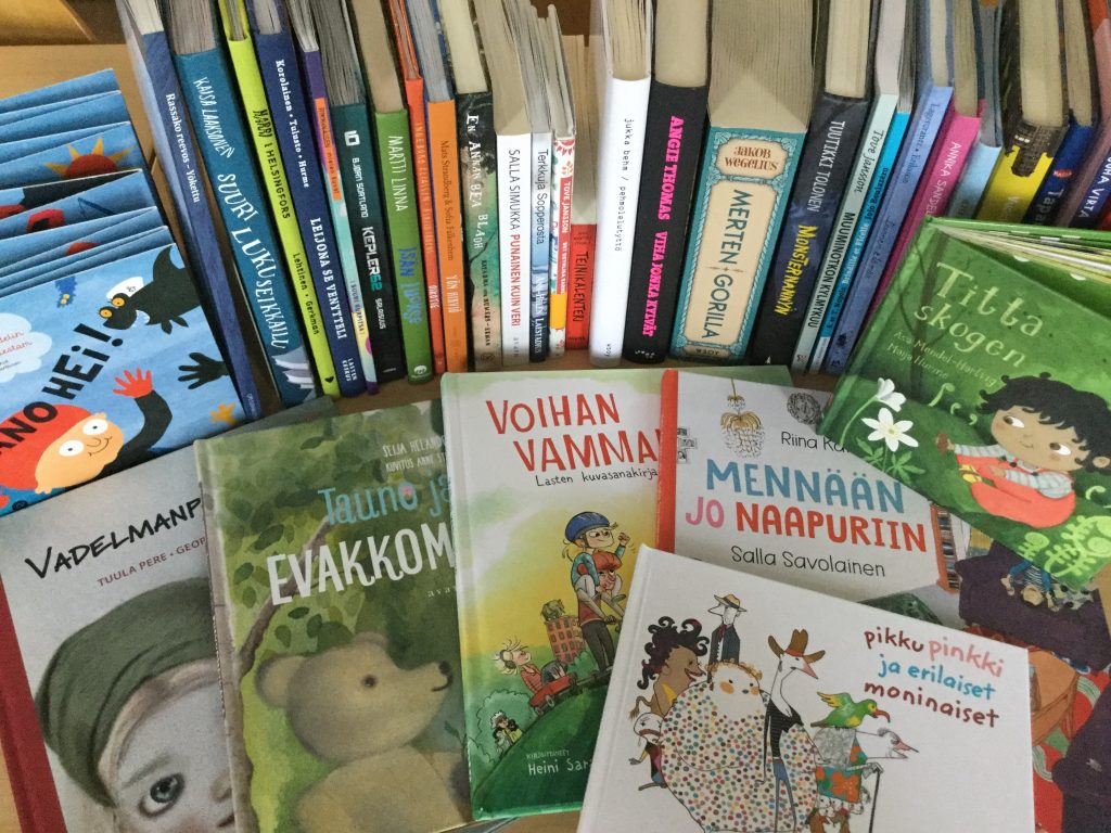 Vuoden 2017 lasten- ja nuortenkirjoja Kirjakori-näyttelyssä.