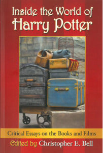 Inside the Wolrd of Harry Potter -kirjan kansi.