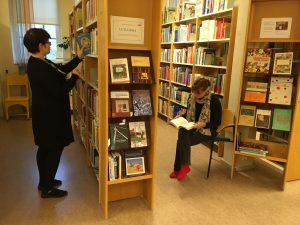 Kirjaston henkilökunta tutustuu kirjaston kirjakokoelmaan.