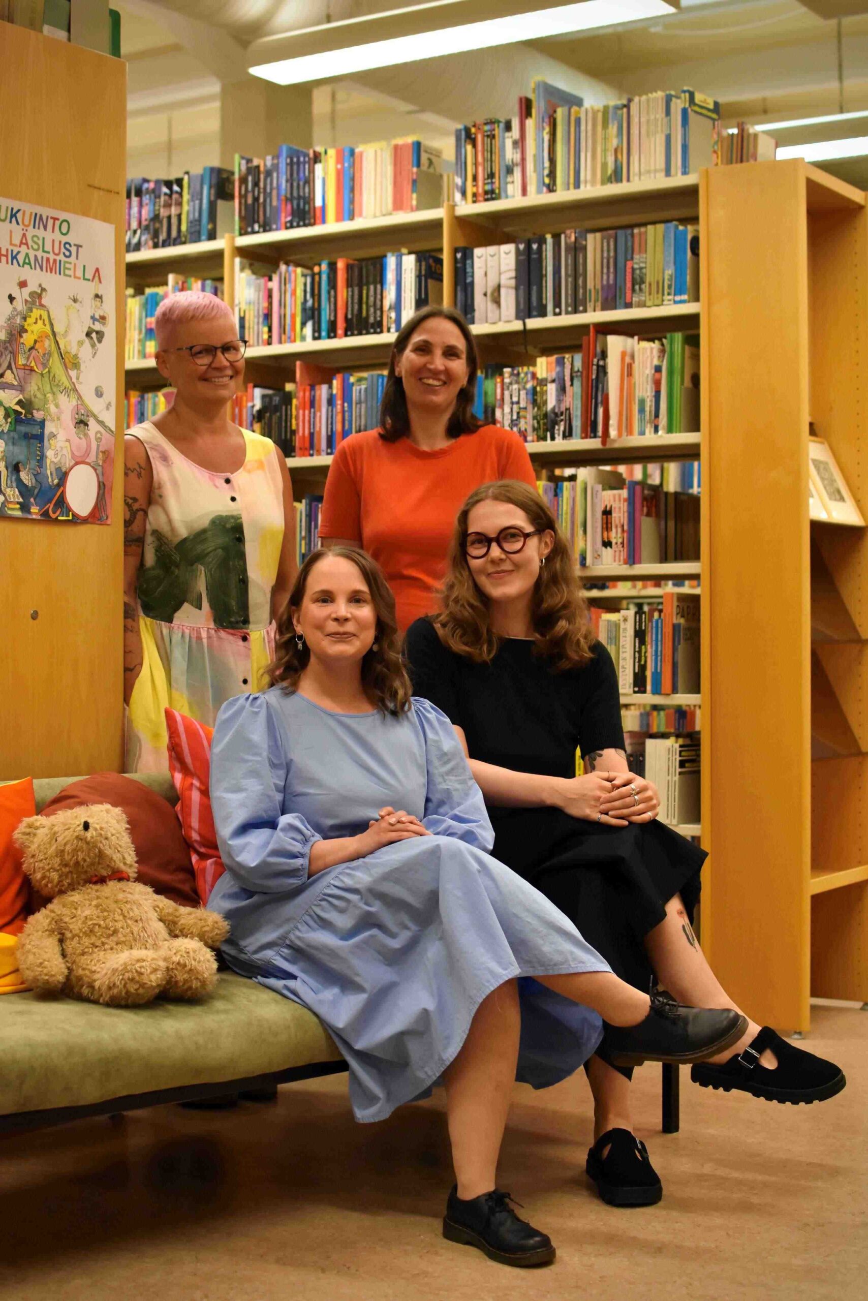 Kuvassa Lastenkirjainstituutin henkilökuntaa: Anna Tiitinen, Kaisa Laaksonen, Lotta Luukila ja Helmi Kalaja.