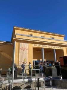 Lilleströmin keltainen kulttuuritalo.