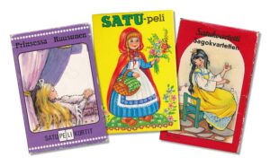 Kolme korttipakkaa, joissa on satukuvitusta.