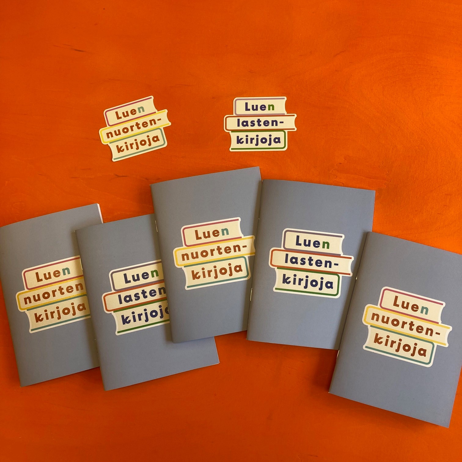 Luen lastenkirjoja/Luen nuortenkirjoja -vihko ja tarra.