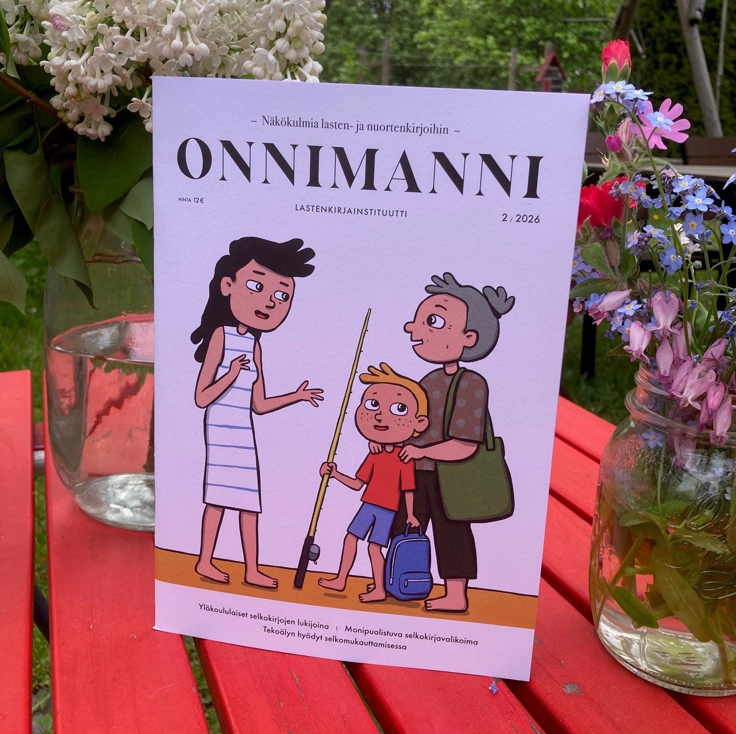 Onnimanni-lehti punaisella pöydällä.