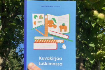 Kuvakirjaa tutkimassa -kirja vihreällä taustalla.