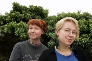 Lastenkirjakriitikot Venla Rossi ja Noora Vaarala. 